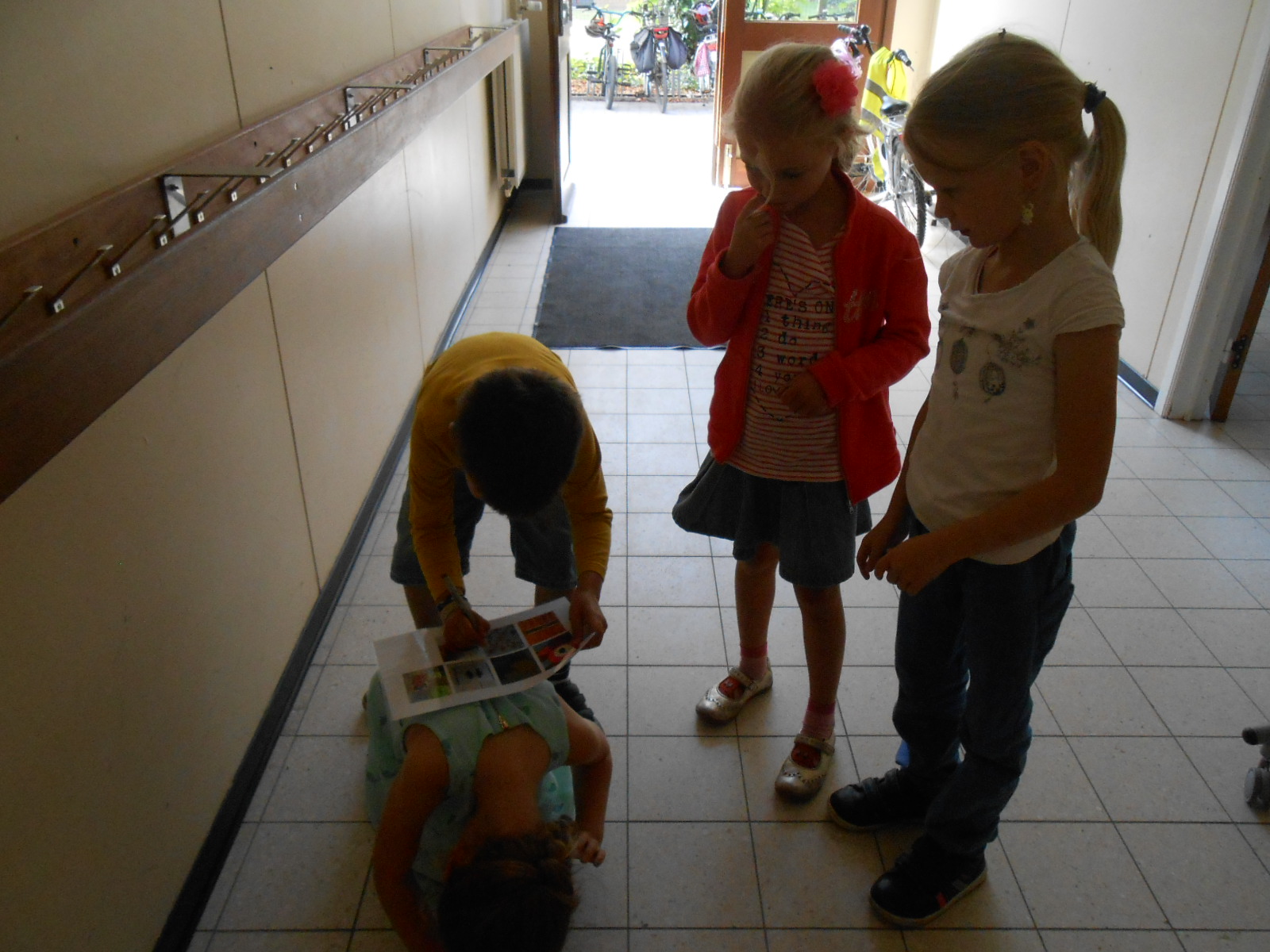 Het eerste leerjaar op speurtocht in de school.